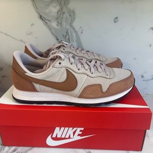 NEW Nike Air Pegasus 83 PRM Size 9/ WMNS 10.5 Fossil Stone/Canyon Rust